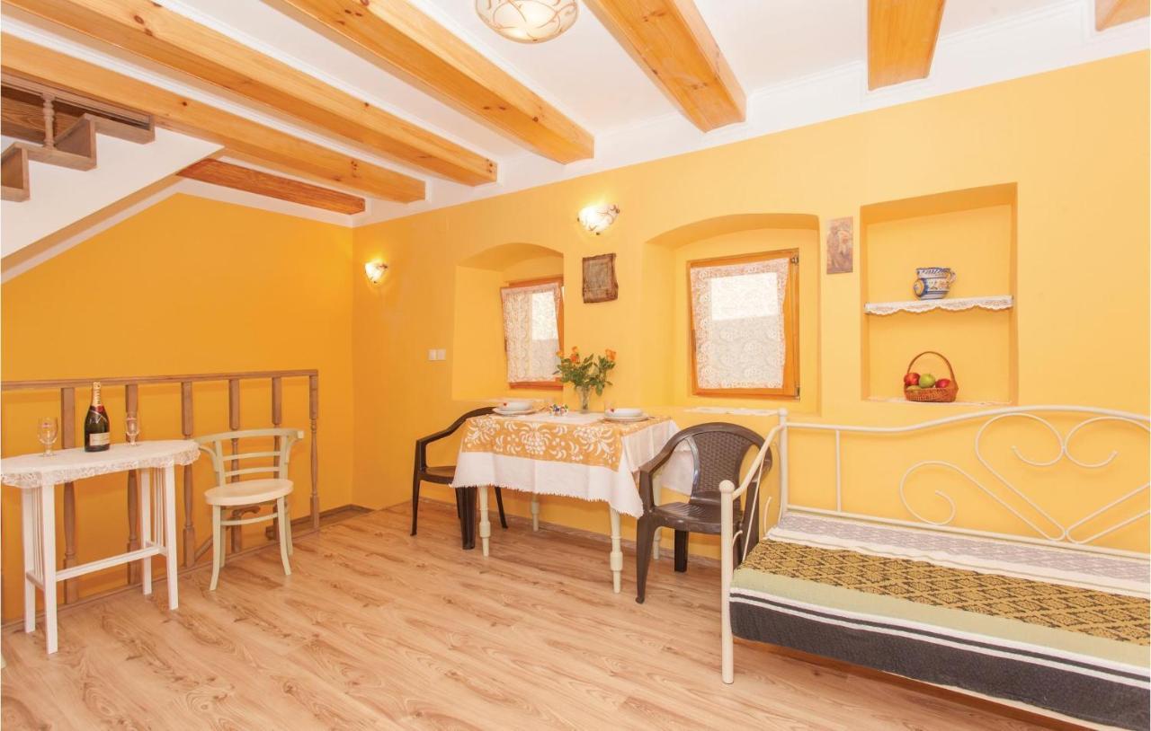 1 Bedroom Beautiful Apartment In オミサリ エクステリア 写真
